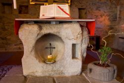 autel en pierre de la petite chapelle, première église de Bose