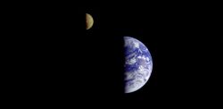Ritratto di famiglia della Terra e della Luna realizzato dalla sonda Galileo nel 1992. Dal suo punto di osservazione a circa 3,9 milioni di miglia di distanza, la sonda Galileo ha catturato questo ritratto della Luna in orbita attorno alla Terra. Questa foto migliorata dal computer è stata ottenuta da immagini scattate attraverso filtri visibili (viola, rosso) e infrarossi (1,0 micron). Il percorso orbitale della luna va da sinistra a destra. Immagine: NASA / JPL