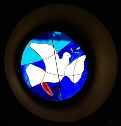 Vitrail de l'église du Monastère de Bose