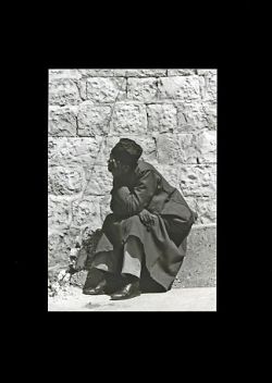 Gerusalemme, giovane in meditazione