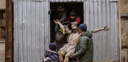 André Luis Alvarez, il Cristo ligneo di Leopoli portato in salvo Foto:Twitter di Euromaidan