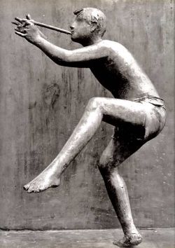 bronze h 285 cm, détail du joueur de flûte