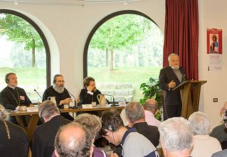 Enzo Bianchi, Priore di Bose legge i ringraziamenti finali, al tavolo i Metropolìti Elpidofòros di Bursa, Paul di Aleppo e Ilarione di Volokolamsk