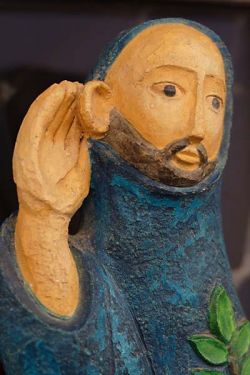 moine à l’écoute, statue en plâtre polychrome